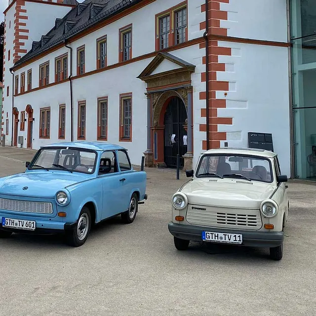 Zwei Trabis vor dem Rathaus